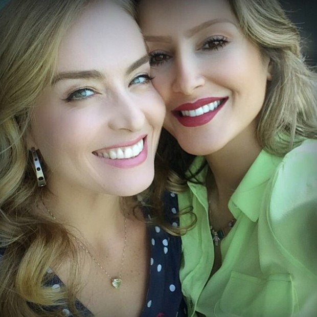 Angélica e Claudia Leitte posam para selfie (Foto: Instagram/ Reprodução)