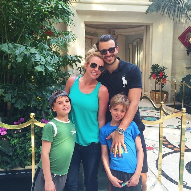 Britney Spears com o namorado e os filhos (Foto: Reprodução/Instagram)