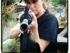 Giovanna Antonelli posa com arma durante gravações: 'Em treinamento'