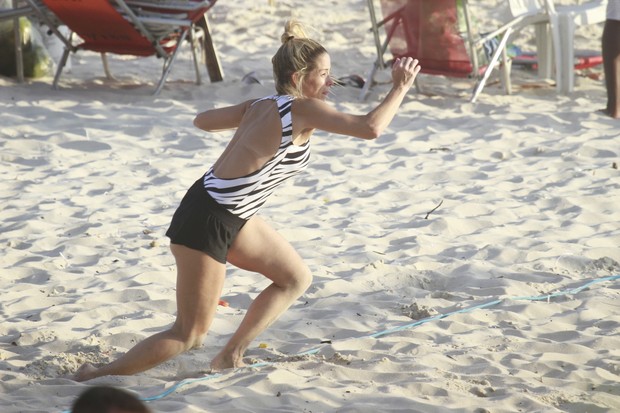 Danielle Winits se exercita na praia (Foto: Dilson Silva / AgNews)