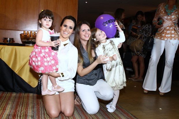 Fernanda Pontes e Viviane Victorette com as filhas (Foto: Raphael Mesquita / Foto Rio News)