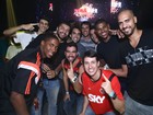 Após título, jogadores de basquete do Flamengo festejam em boate