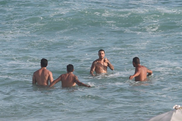 Felipe Tito com a mulher e amigos na praia (Foto: Wallace Barboa/AgNews)
