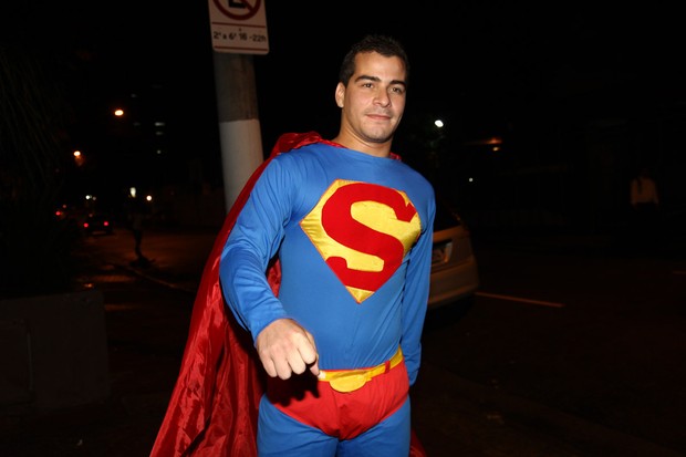 Thiago Martins vestido de Super-Homem para o aniversário de Thiaguinho (Foto: Manuela Scarpa/ Foto Rio News)