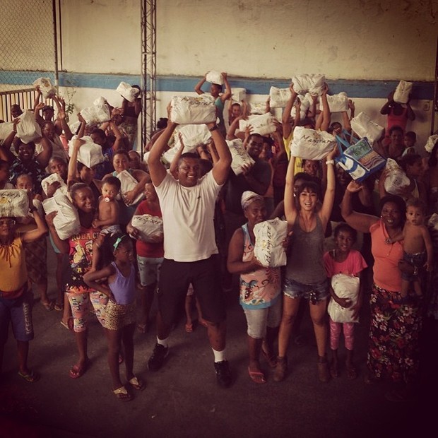 Danielle Susuki distribui alimentos para famílias da Cidade de Deus (Foto: Reprodução do Instagram)