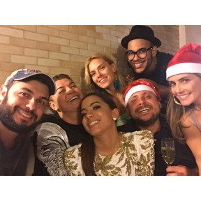 David Brazil, Anitta, Carolina Dieckmann, Leo Fuchs e Deborah Secco com amigos em festa no Rio (Foto: Instagram/ Reprodução)