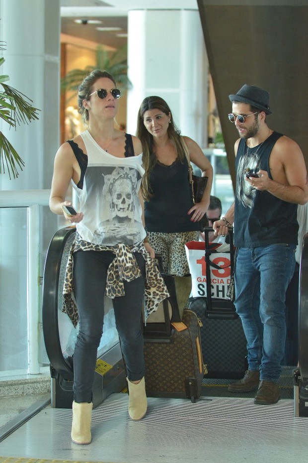 Bruno Gagliasso e Giovanna Ewbank no aeroporto Santos Dumont (Foto: William Oda / Foto Rio News)
