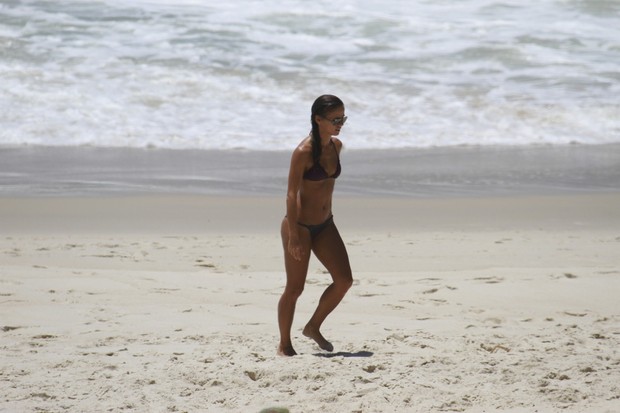 Fernanda de Freitas na praia (Foto: Dilson Silva / Agnews)