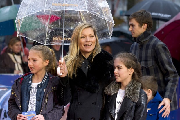 Kate Moss com a filha Lila Grace, à esquerda da foto (Foto: AFP)