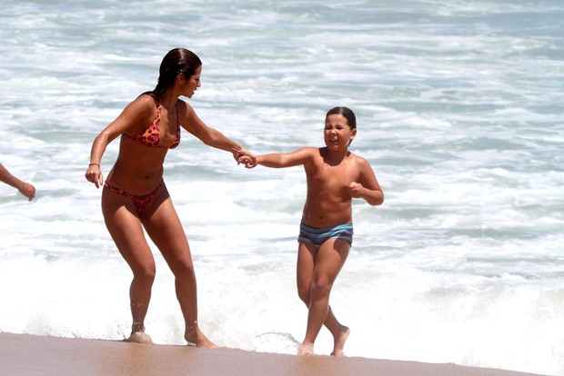 Paula Morais com o filho de Ronaldo na praia (Foto: André Freitas / AgNews)