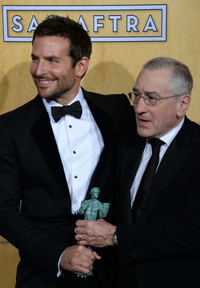 Bradley Cooper e Robert De Niro com o troféu de American Hustle (Foto: AFP)
