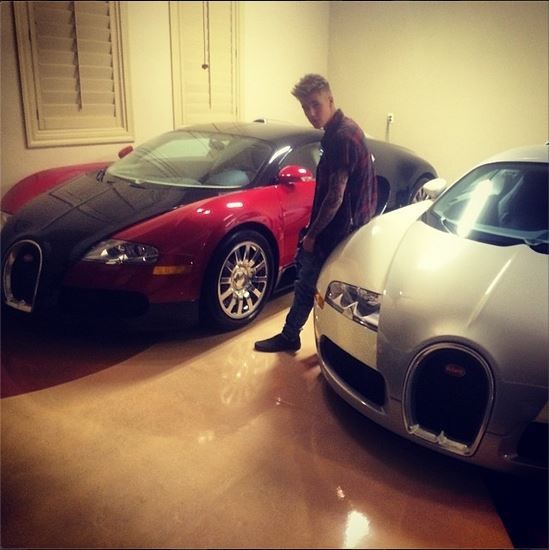 Justin Bieber posa entre seus carrões (Foto: Instagram)