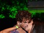 Felipe Roque e Aline Riscado beijam muito em evento no Rio