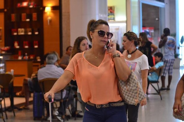 Viviane Araújo no aeroporto (Foto: William Oda/ Ag. News)