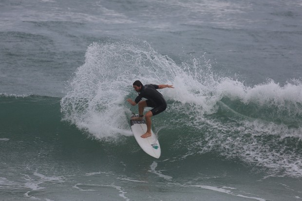 Vladimir Brichta na praia da Macumba, no Rio (Foto: Dilson Silva / Agnews)