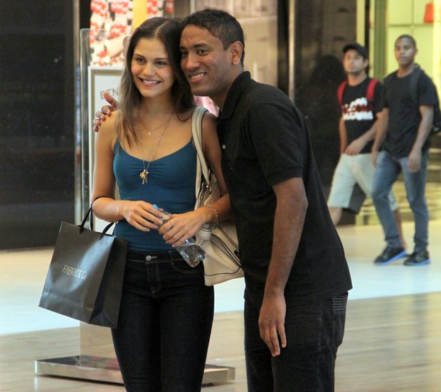 Jéssika Alves no shopping (Foto: Marcus Pavão / AgNews)