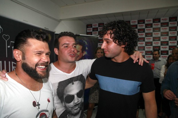 Rafael Almeida com a dupla Marcos e Belucci em show na Zona Oeste do Rio (Foto: Isac Luz/ EGO)