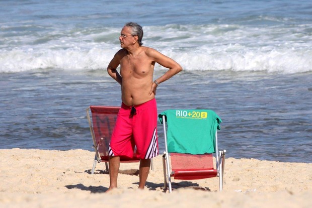 Caetano Veloso na praia (Foto: J.Humberto / AgNews)