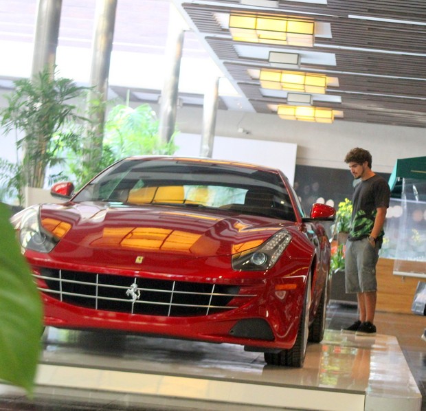 Caio castro admira Ferrari em shopping do Rio RJ (Foto: Daniel Delmiro / Agnews)