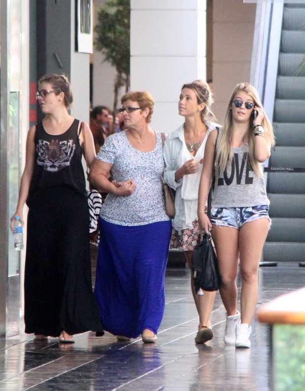 Juliana Didone com a família em shopping no Rio (Foto: Daniel Delmiro/Agnews)