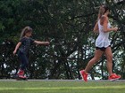 Mamãe atleta, Cynthia Howllet corre enquanto a filha anda de patins 