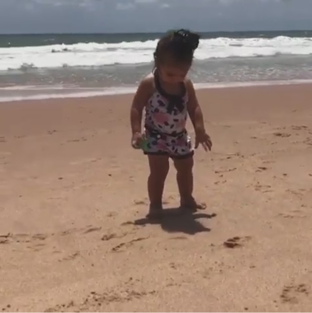 Deborah Secco mostra filha correndo para seus braços em praia da Bahia (Foto: Reprodução/Instagram)