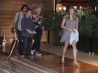 Xuxa janta com Sasha e Junno em shopping do Rio