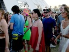 Katy Perry se diverte com amigos no terceiro dia de Coachella
