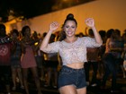 Viviane Araújo, com look transparente, samba embaixo de chuva no Salgueiro