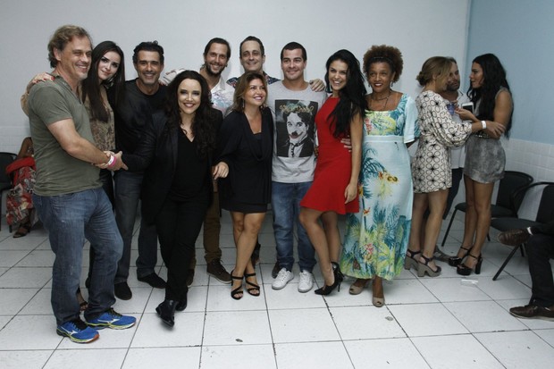 Letícia Lima (no canto direito com Adriana Esteves) evita foto com Ana Carolina após show no Rio (Foto: Alex Palarea / AgNews)