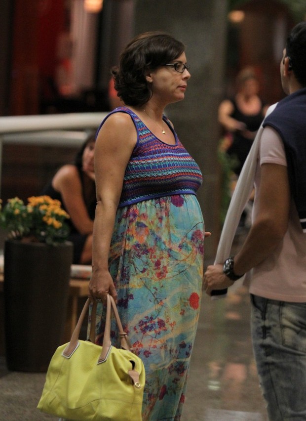 Regiane Alves no shopping (Foto: Henrique Oliveira / AgNews)