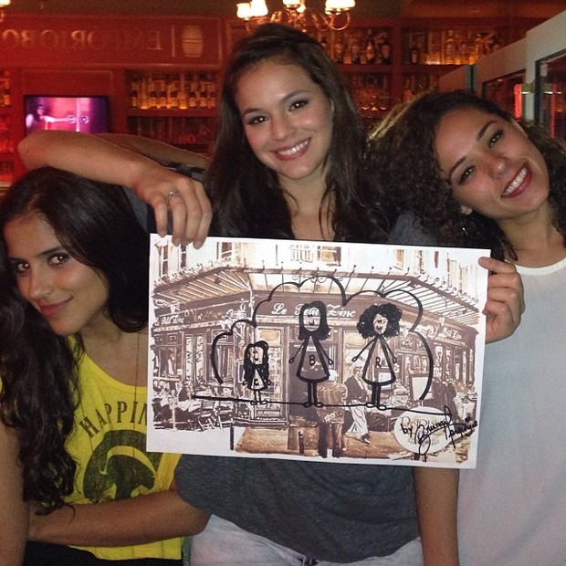 Camilla Camargo, Bruna Marquezine e Roberta Almeida em restaurante na Zona Oeste do Rio (Foto: Instagram/ Reprodução)