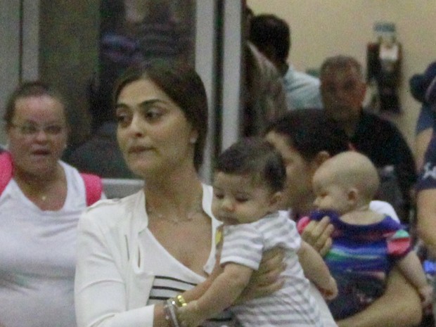 Juliana Paes com o filho Antonio em aeroporto no Rio (Foto: Delson Silva e Dilson Silva/ Ag. News)