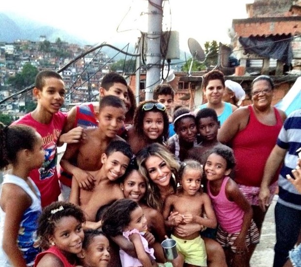Sabrina Sato cercada por crianças no Morro dos Macacos, no Rio (Foto: Reprodução_Instagram)