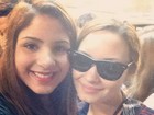 Demi Lovato posa com fãs ao desembarcar no Brasil