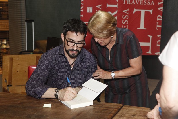 Pe. Fábio de Melo e Alice Serzedello na livraria da Travessa (Foto: Anderson Barros / EGO)