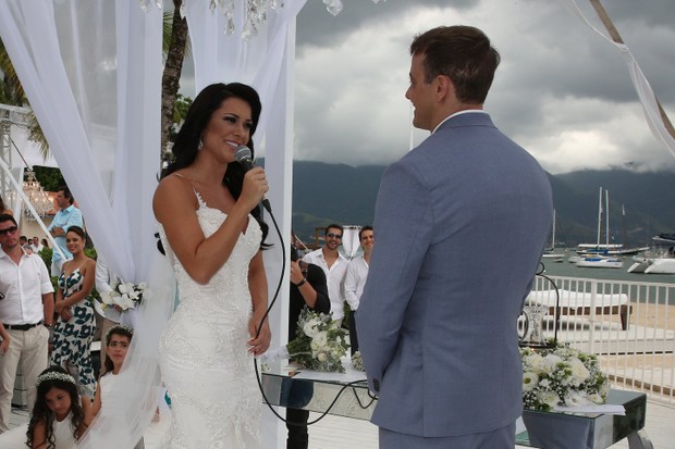 Rogério Padovan e Priscila Ferrari se casam em Ilhabela (Foto: Denilson Santos e Raphael Castello/AgNews)