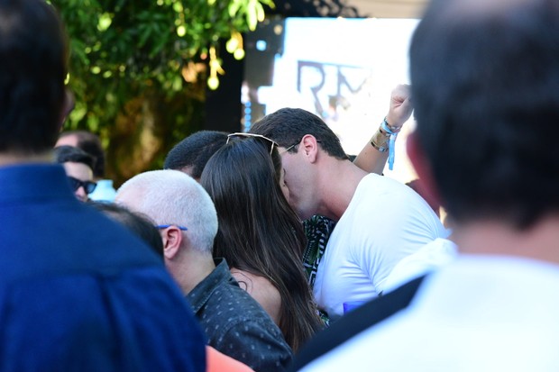 Renata Molinaro troca beijos (Foto: Leo Franco / AgNews)
