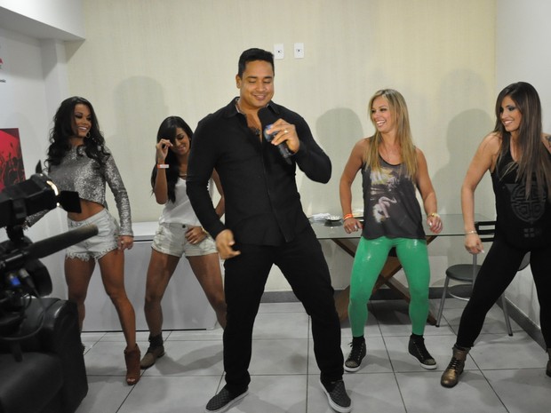 Xanddy com dançarinas do &#39;Domingão do Faustão&#39; em bastidores de show no Rio (Foto: Bruno Henrique/ Divulgação)