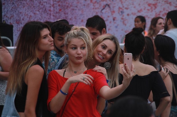 Raíssa Batista faz &#39;selfie&#39; com amigas (Foto: Graça Paes/ Brasil News)
