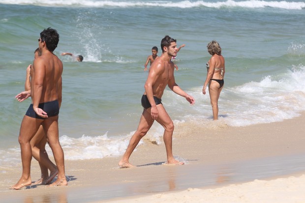 José Loreto jogando futevôlei na praia da Barra da Tijuca, RJ (Foto: Dilson Silva / Agnews)
