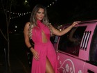 Geisy Arruda vai à festa da 'Sexy' de vestido e limousine rosas