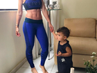 Bella Falconi mostra barriga trincada em foto com a filha