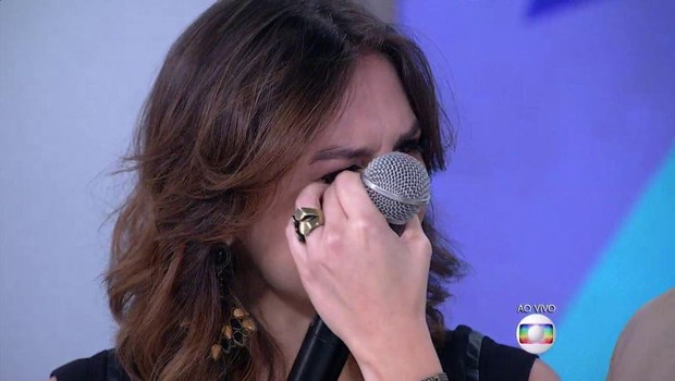 Monica Iozzi emocionada na despedida do Vídeo Show (Foto: Reprodução/Globo)