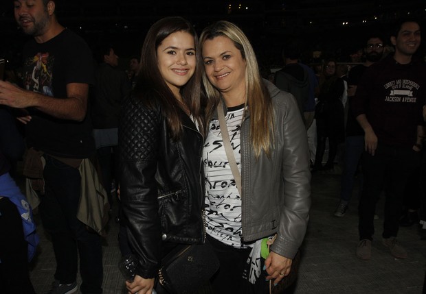Maísa com a mãe, GIslaine Andrade, no show de Ariana Grande em São Paulo (Foto: Celso Tavares / EGO)