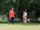 Juliana Knust aproveita passeio no parque com o filho