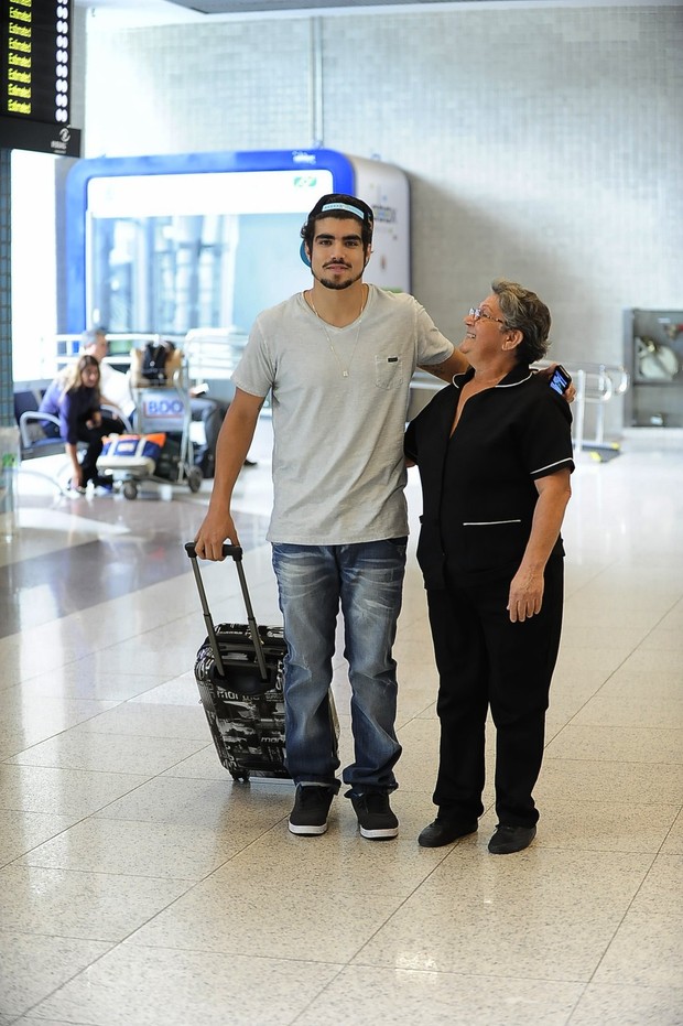 Caio Castro no aeroporto (Foto: FotoRioNews / William Oda)