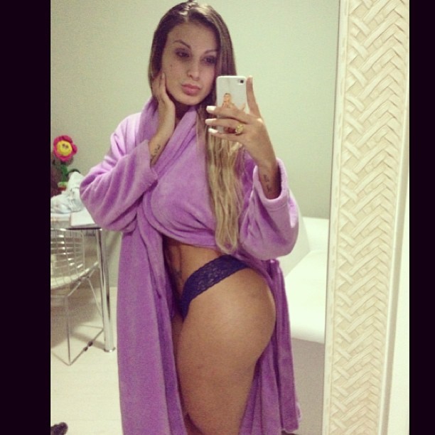 Andressa Urach posa de calcinha e roupão (Foto: Instagram/ Reprodução)