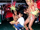 Susana Vieira rebola até o chão e faz selfie com fãs em ensaio de carnaval