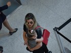 Mirella Santos embarca com a filha Valentina no aeroporto do Rio